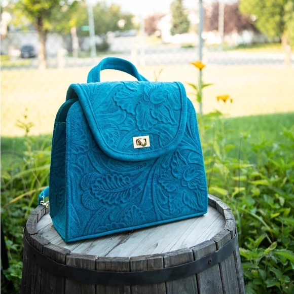 Hand carved genuine leather backpack - Picture 2 of 13